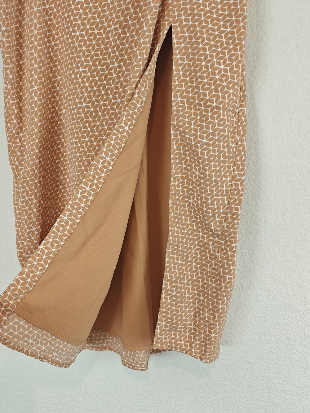 Abercrombie & Fitch Geometric Print Midi Skirt Side Slit Dipped Waist Tan Sz S - Picture 4 of 10